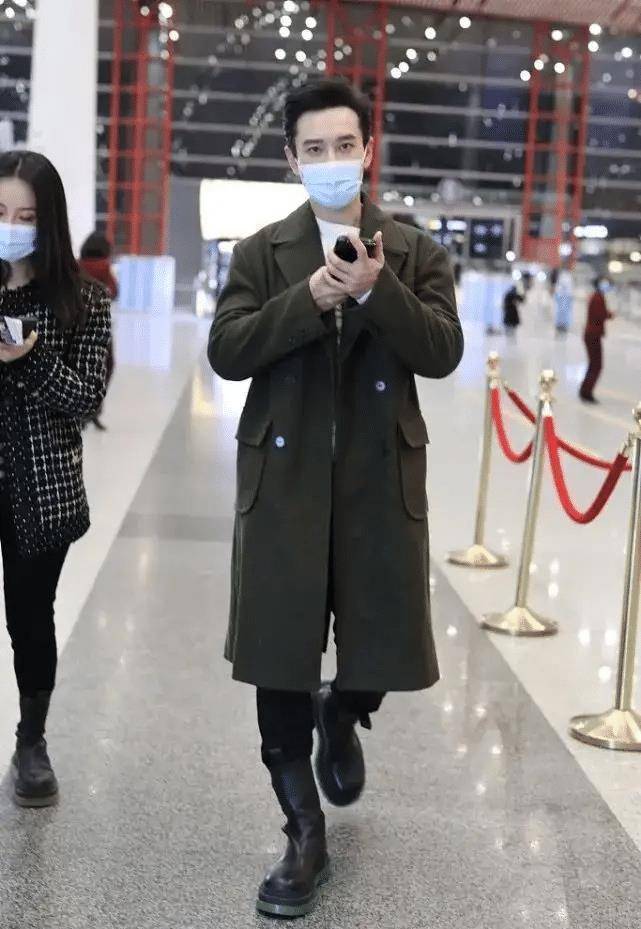 黄晓明暴瘦20斤走机场牛仔外套配西装裤混搭好洋气像小鲜肉