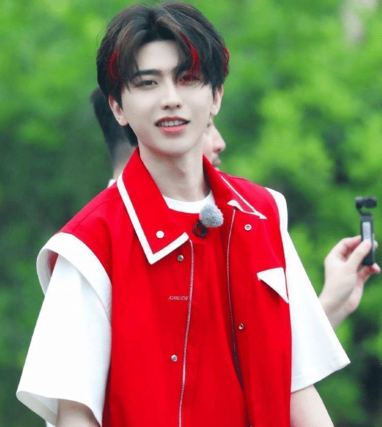 原创奔跑吧9下血本请来四大女神同台我却在意蔡徐坤的挑染发色