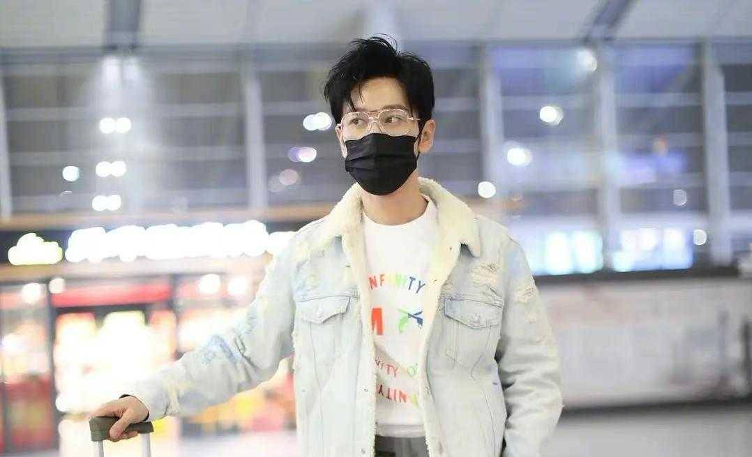 黄晓明暴瘦20斤走机场牛仔外套配西装裤混搭好洋气像小鲜肉