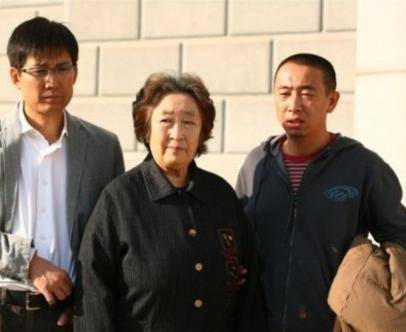 原创彭玉照顾瘫痪丈夫8年两个女儿均是演员却在67岁嫁给姐夫