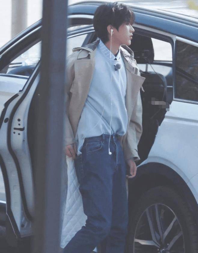 原创跑男黄河篇路透成毅皮衣造型清爽看清蔡徐坤校园男神没跑了