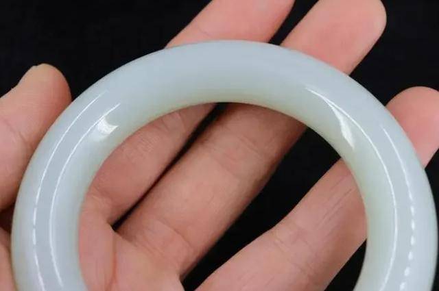 女人长期佩戴玉手镯真的对身体好吗来看看医生怎么说