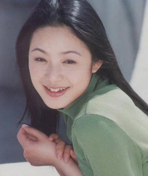 周韵:"简单女孩"火速上位毫无疑问,拿到"张艺谋妻子"这张纸的陈婷用