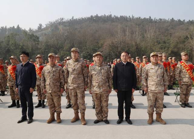 传承红色基因青春铸梦军旅鄂城区欢送入伍新兵奔赴军营