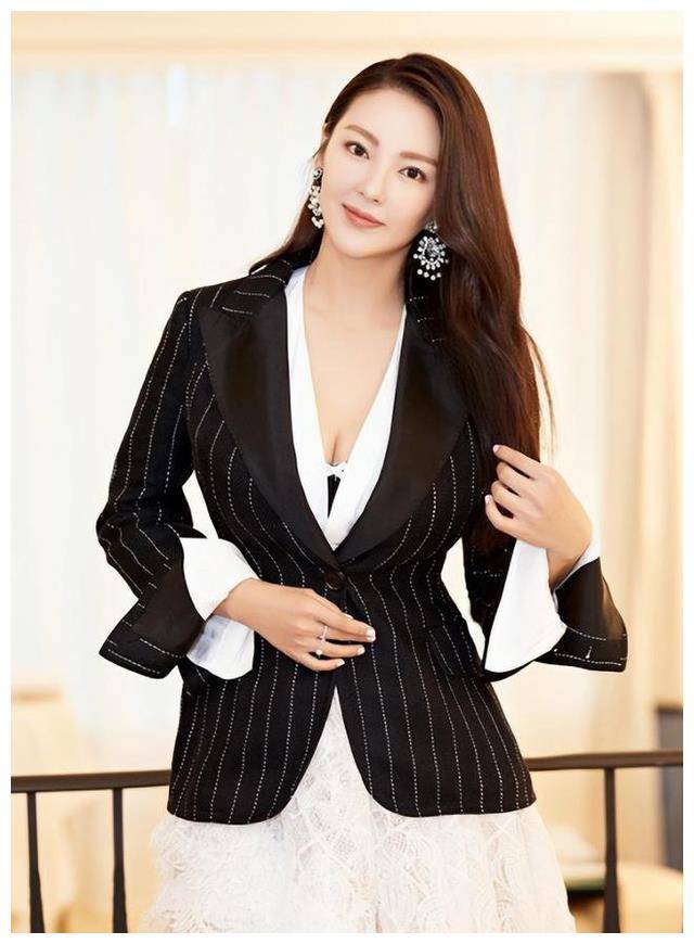 张雨绮惊艳现身羽毛裙美如女神身材纯天然堪称完美