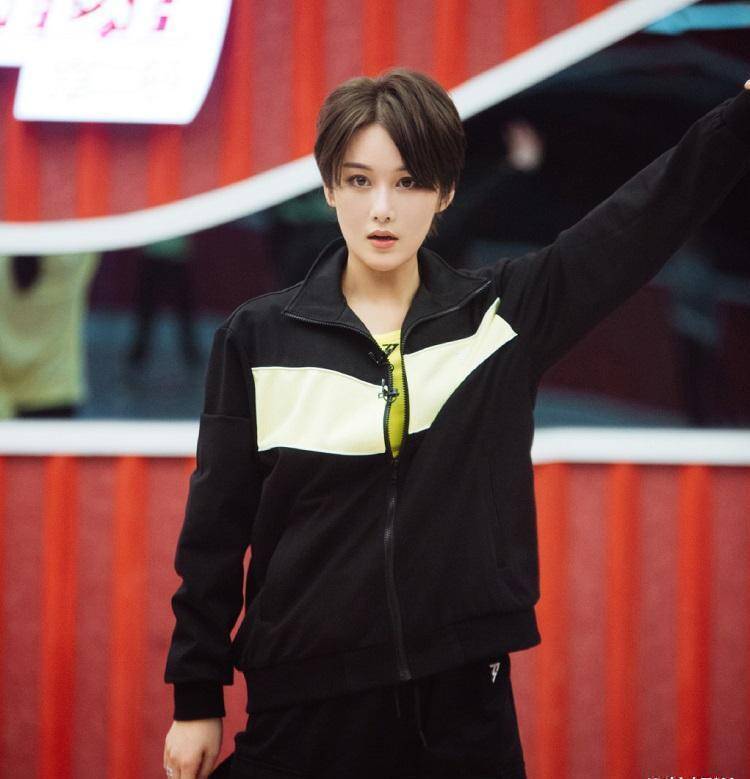 原创滚地板也是个技术活张馨予遭姐姐们嘲笑女神也太可爱了
