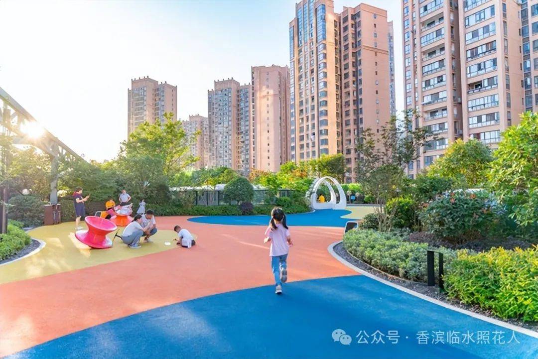 操场更是我在课余时间开心的乐园,是见证我成长的地方.