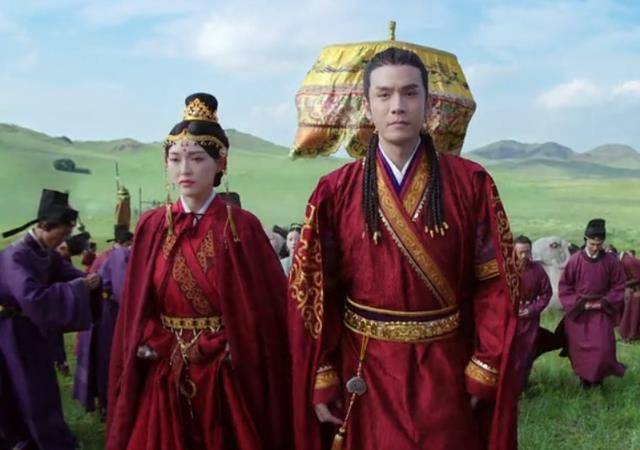 唯独我,虽然身为嫡幼子,却不是父皇母后的最爱,他们最疼爱的是我二哥