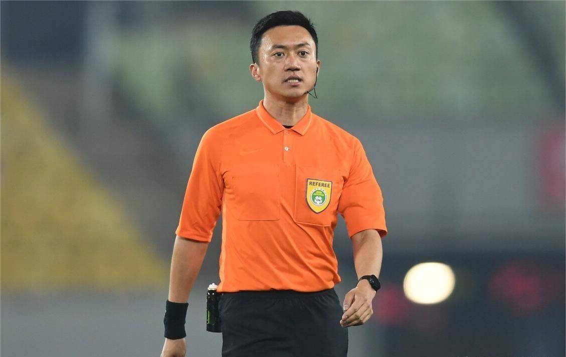 原创中甲黄翼主哨双狮对决熊星执法双龙之争唐顺齐吹云南对南京