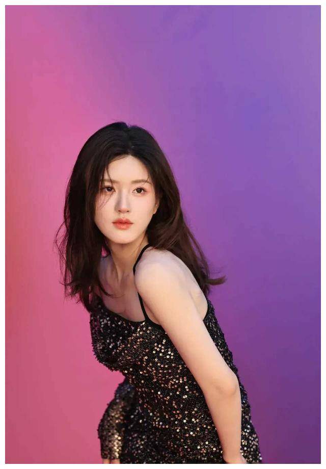 美女演员赵露思今日最新甜美时尚照曝光惊艳登场