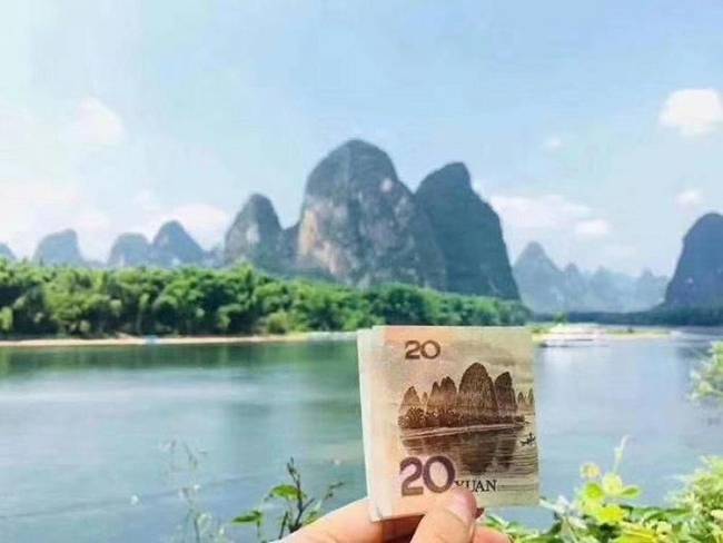 漓江在此迂回而转向流去,是我国20元面值人民币背面的图案所在地