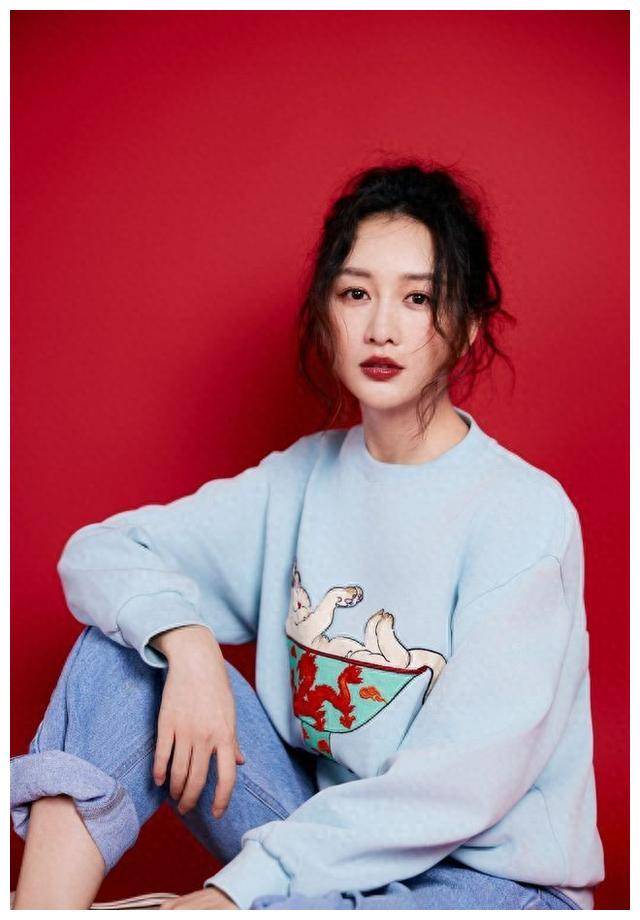 王鸥久违亮相综艺秀,孕味难遮包裹严实,生女儿招婆家指责_带着_事情