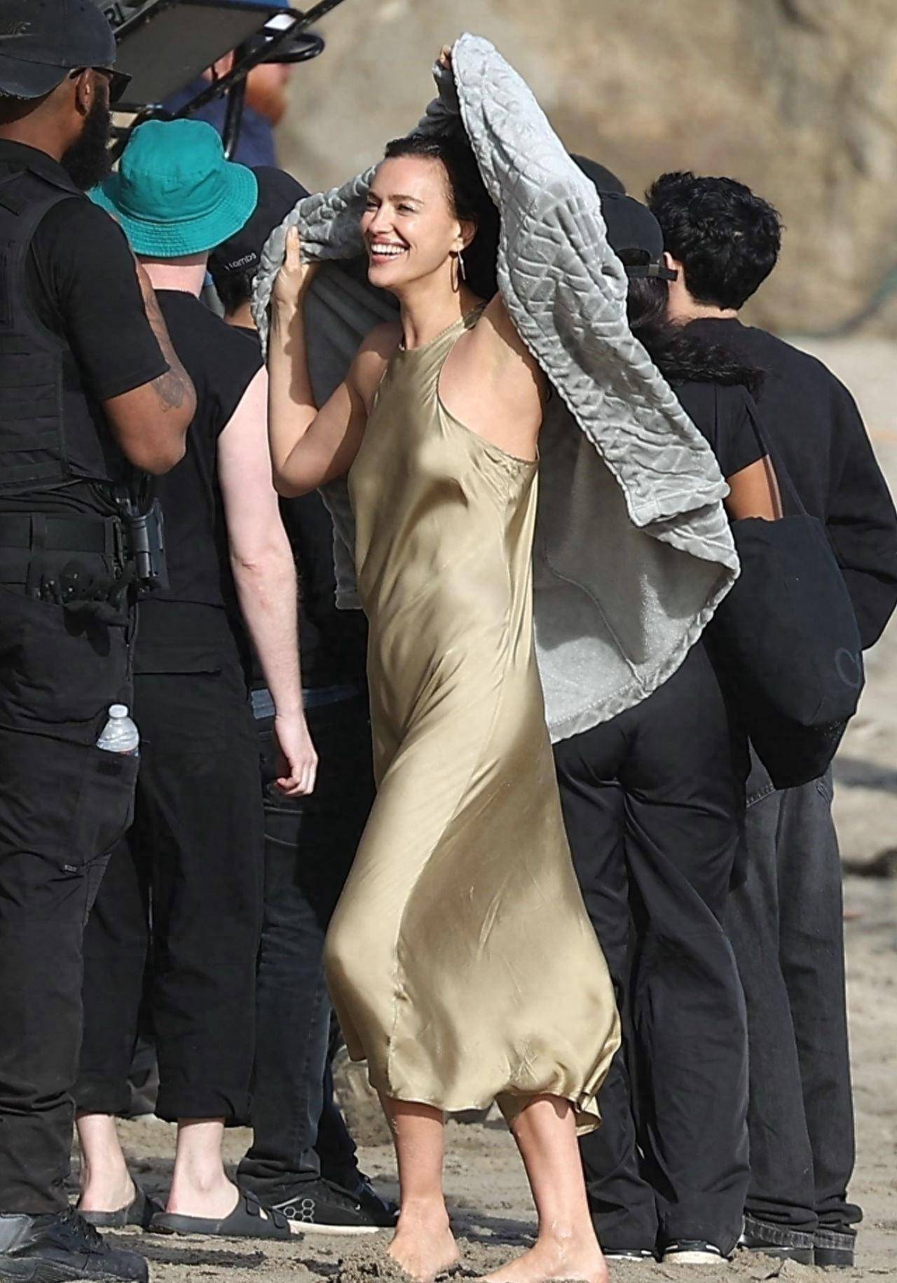 原创超模伊琳娜谢克在海边拍摄大片穿金色连身裙自信优雅绽放光彩