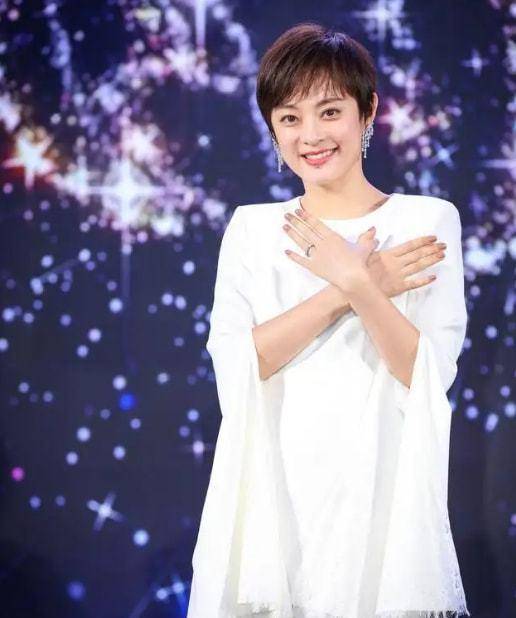 拍一部戏至少几百万,甚至能到上千万,孙俪每年都有作品,孙俪的身价