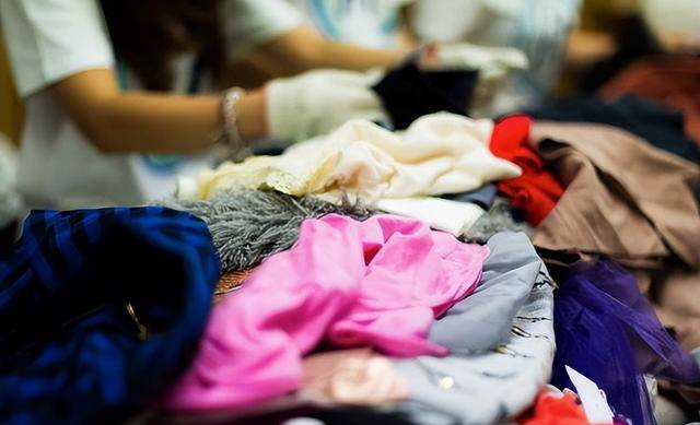 一个女人如果经常穿别人给的旧衣服,她往往会有3种命运,很准!