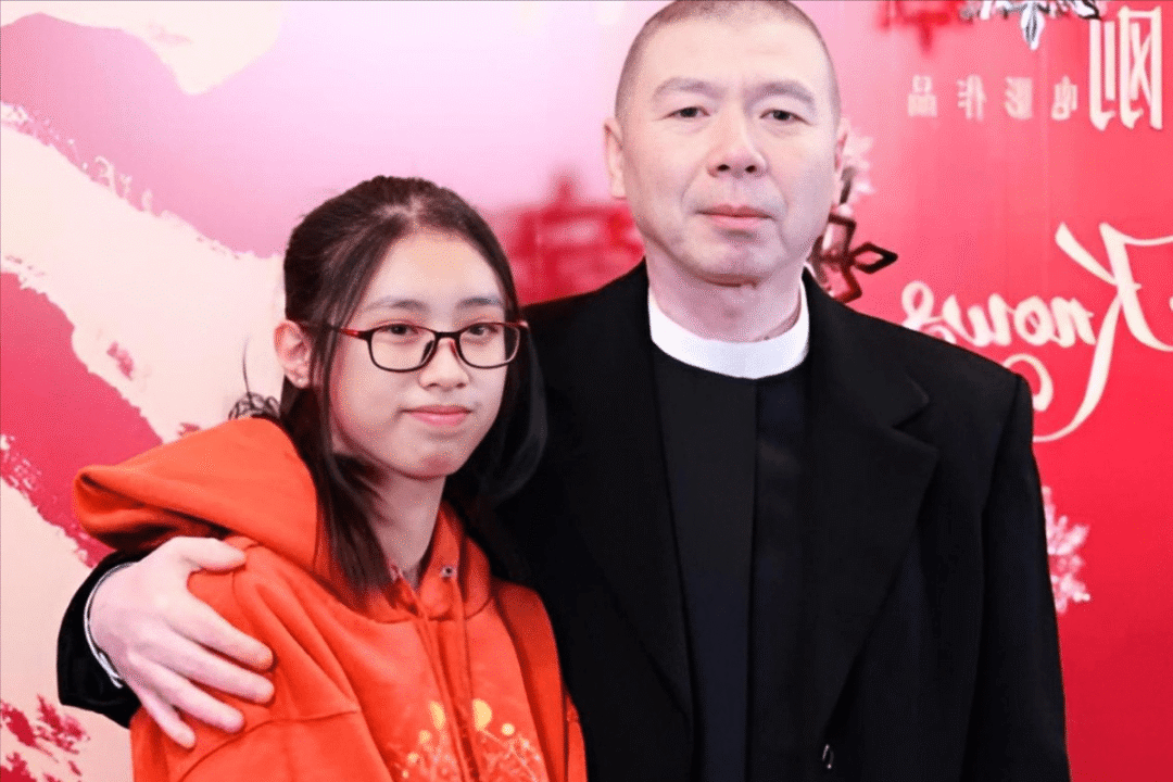 冯小刚为养女庆18岁生日,长得很像爸爸,网友:"根本就是亲生的"_徐帆