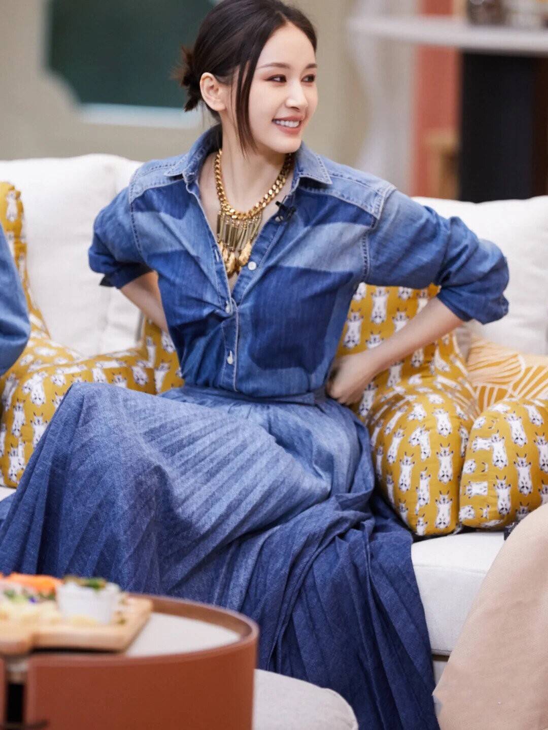 原创王子文单身后终于换风格穿衬衫小黑裤亮相37岁美出新高度