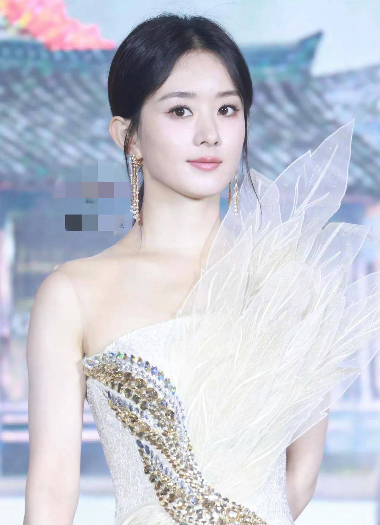 赵丽颖又矮又土到底算不算大女子?看看她和曾黎的合照就明白了