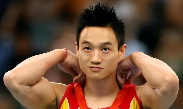 原创世界体操冠军扬威双胞胎女儿在家上学引发热议