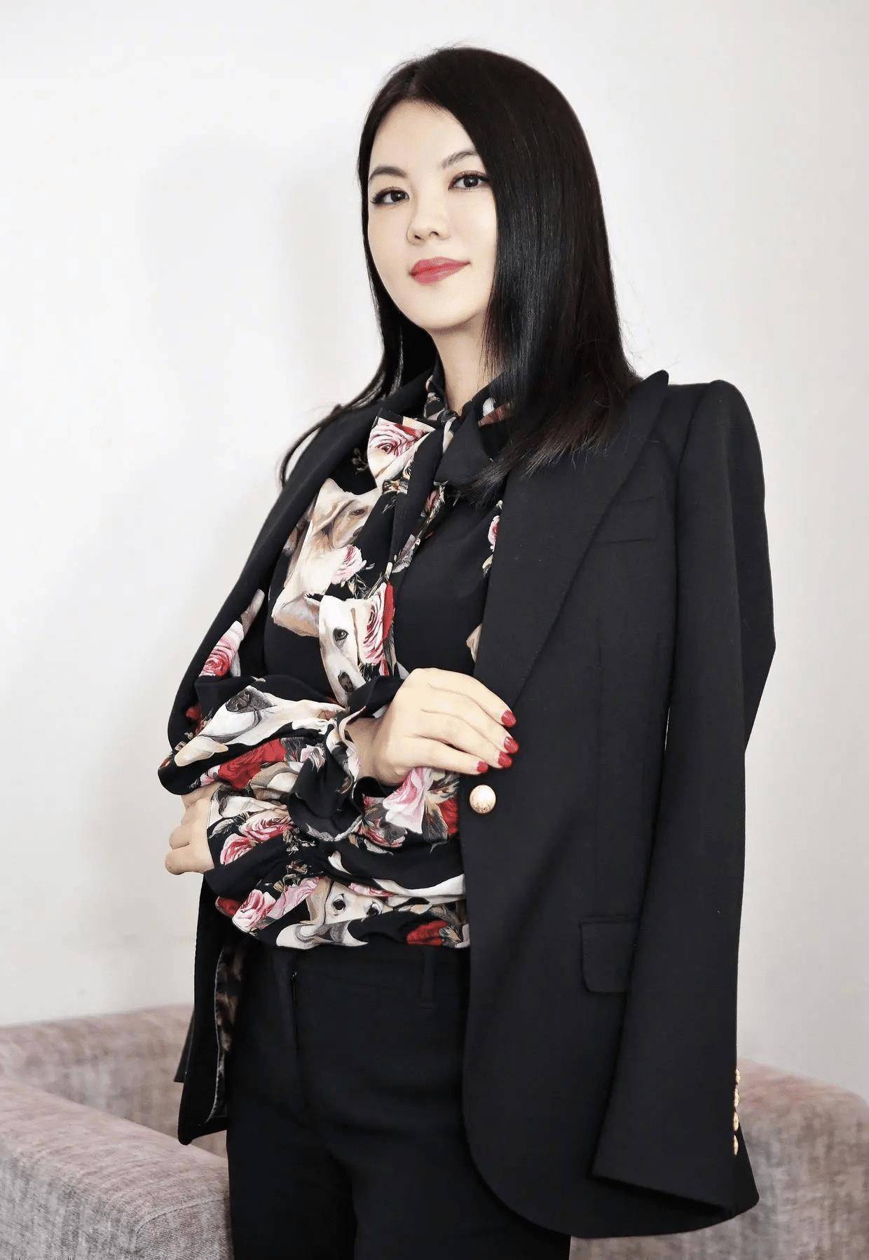 原创李湘终于穿对了黑色西装配印花衬衫最少显瘦10斤总算信106斤