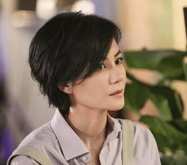 原创51岁王菲不服老素颜皮肤依旧紧致自曝26年护肤方法简单实用