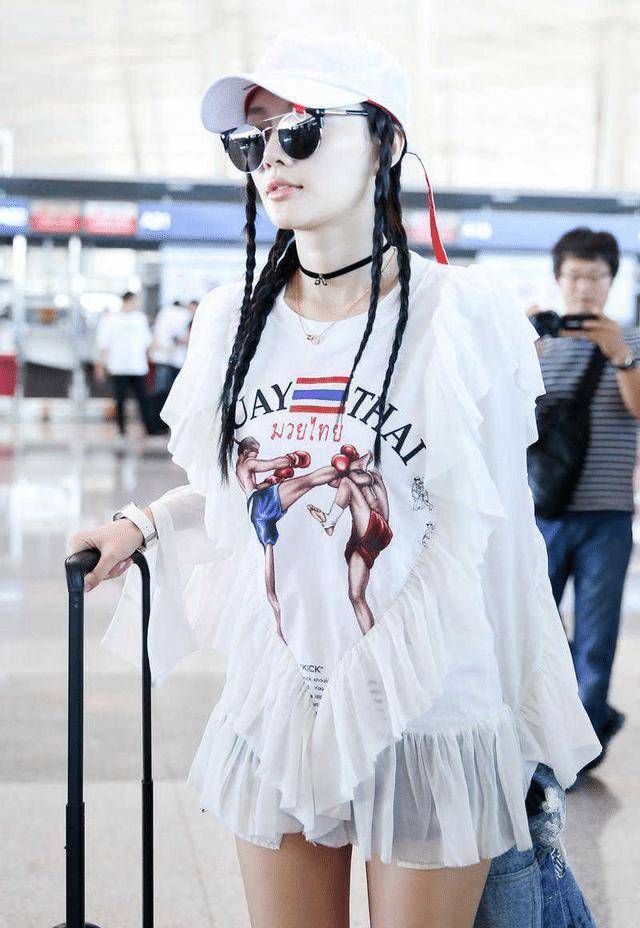 原创李小璐作妖到底穿白色雪纺连衣裙玩下衣失踪麻花辫好嘻哈