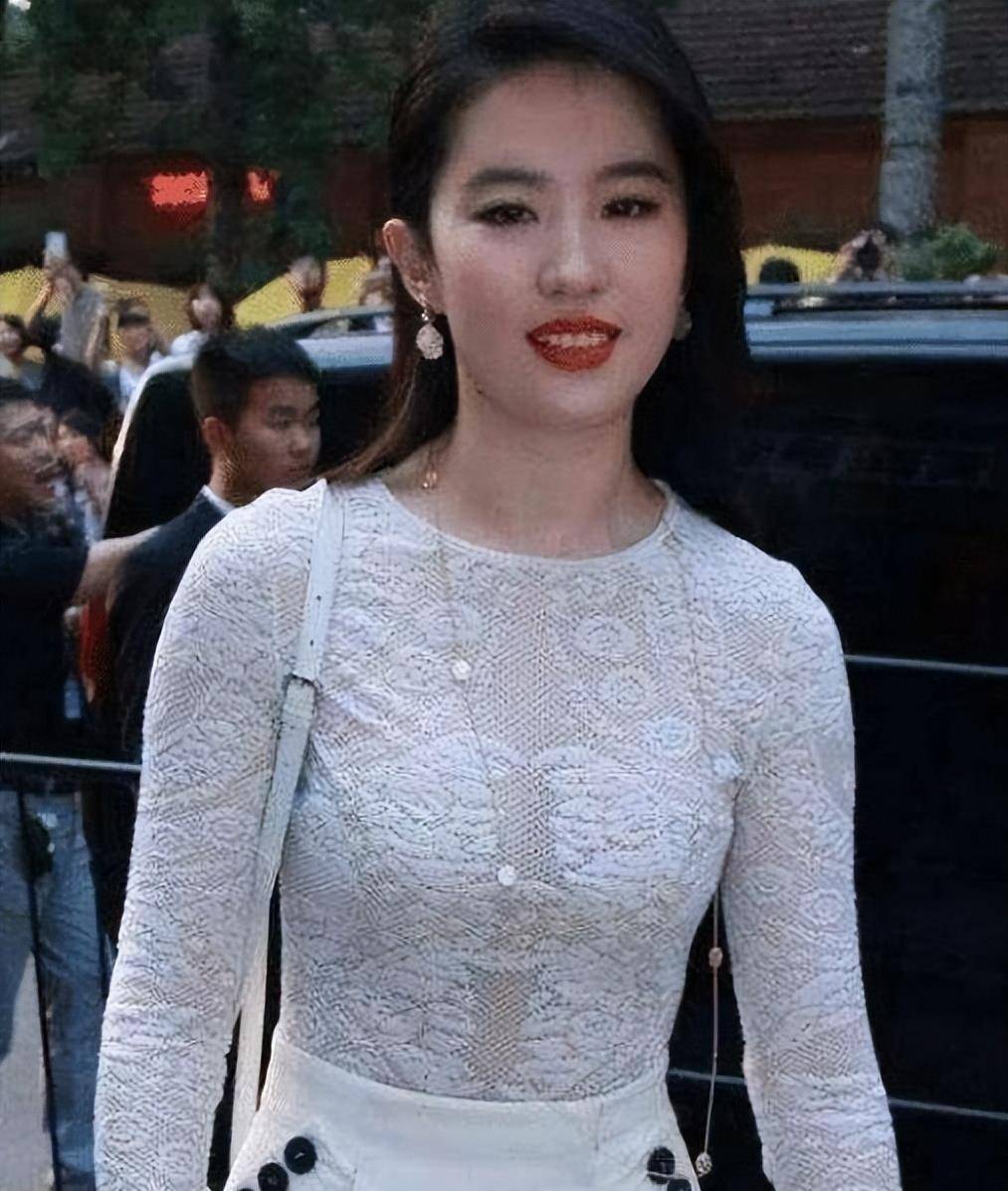 刘亦菲近照曝光,一点"小龙女"的感觉都没了,网友:仙气全无