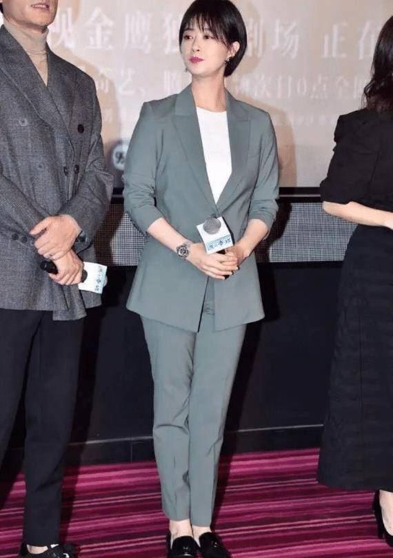 原创蒋欣造型又翻车了深v连衣裙配黑西装显胖10斤终于信有130斤