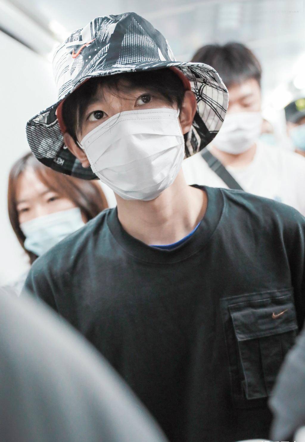 王源为姑姑点独家定制菜品姑姑被套路到笑哭现场照曝光姑姑吃相喜人