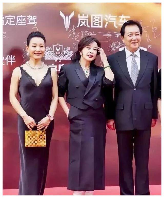 原创65岁陈冲与73岁刘晓庆合影自然美与华丽时尚相遇岁月不减韵味