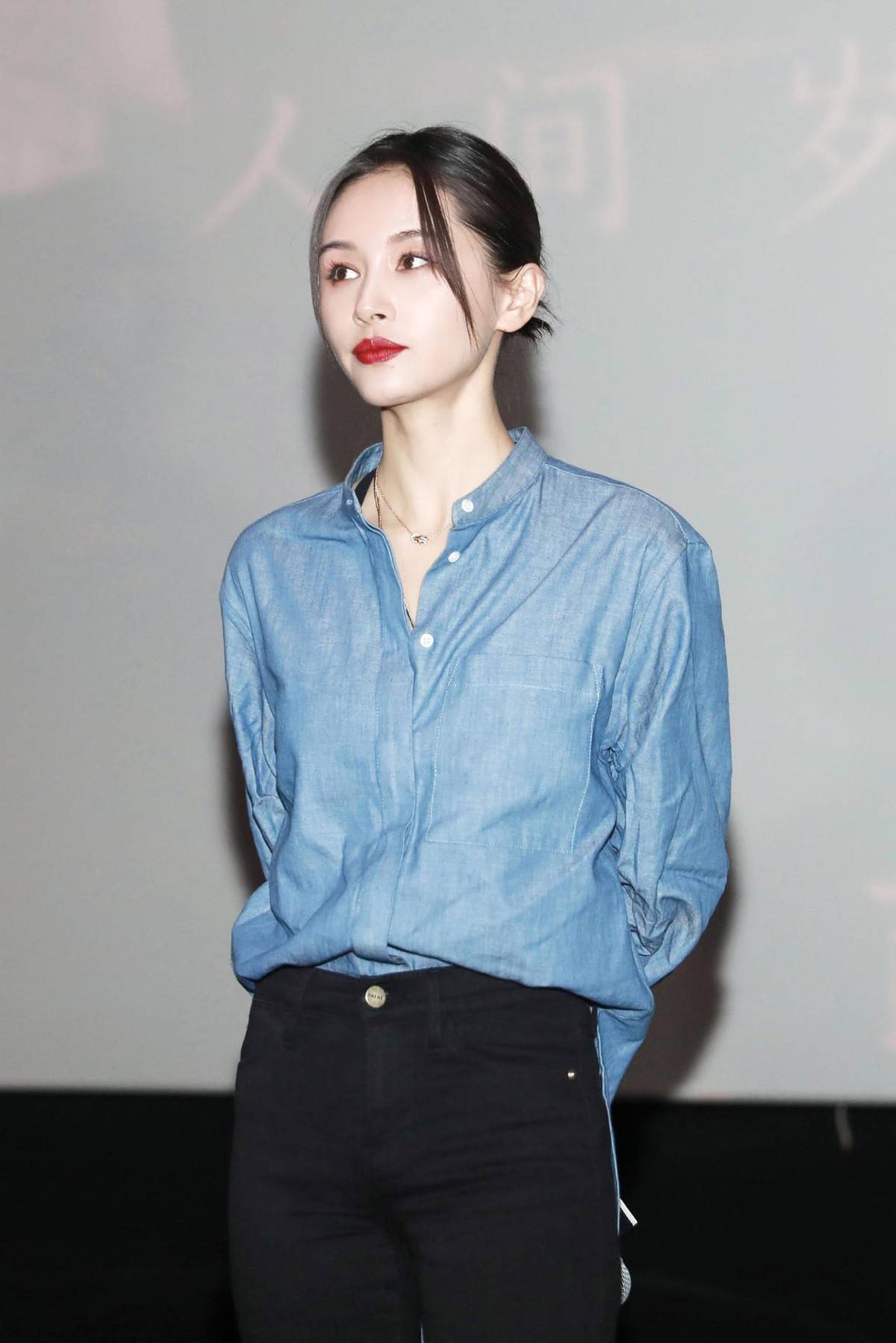 原创王子文单身后终于换风格穿衬衫小黑裤亮相37岁美出新高度