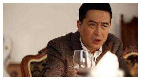 张嘉译曝光剃发后遭不公待遇签约遭换角真相揭秘