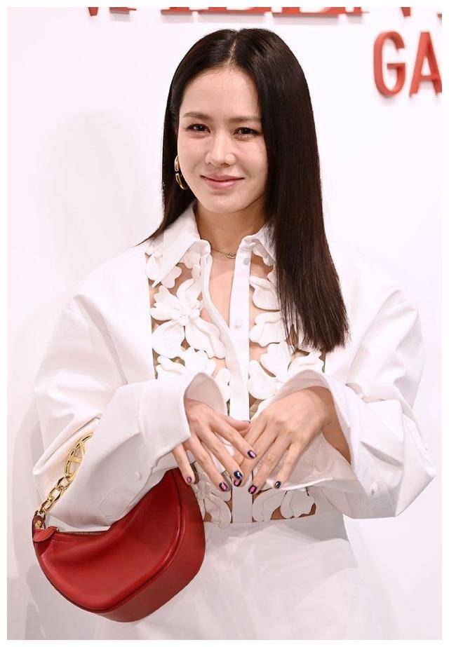 韩国女星孙艺珍职场妈妈归来惊艳颜值完美身材