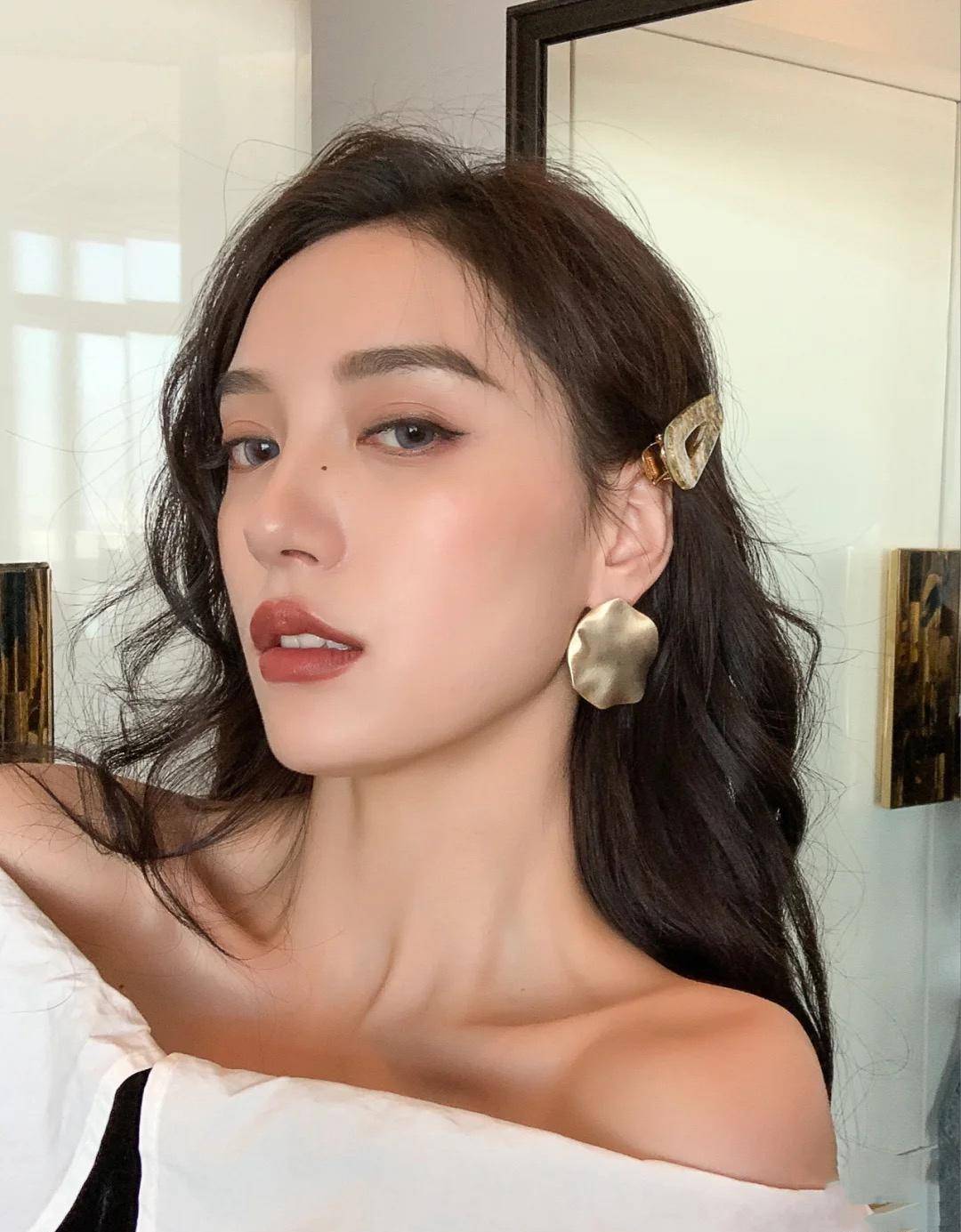 原创新晋网红非它莫属精致女孩的化妆神器来做个有质感女子吧