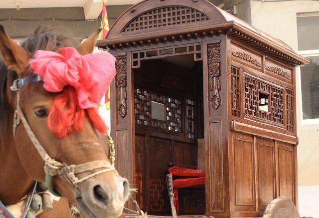 再加上古代统治阶级"重农轻商",这就让许多百姓根本消费不起马车这种