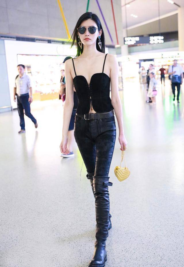 原创奚梦瑶不愧是豪门阔太穿20000吊带背心走机场气场强大