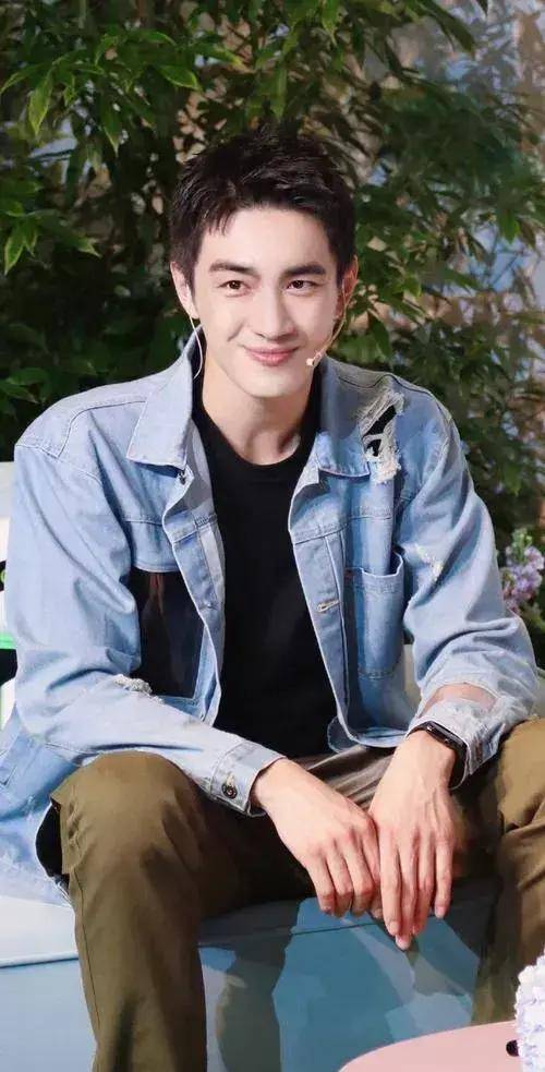 赵丽颖与林更新同框,引发热议_互动_和林_笑容