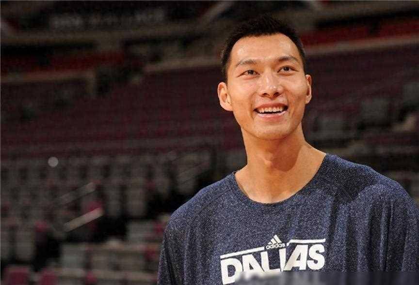 在nba的舞台上,易建联曾先后效力于雄鹿,篮网,奇才和独行侠等球队.