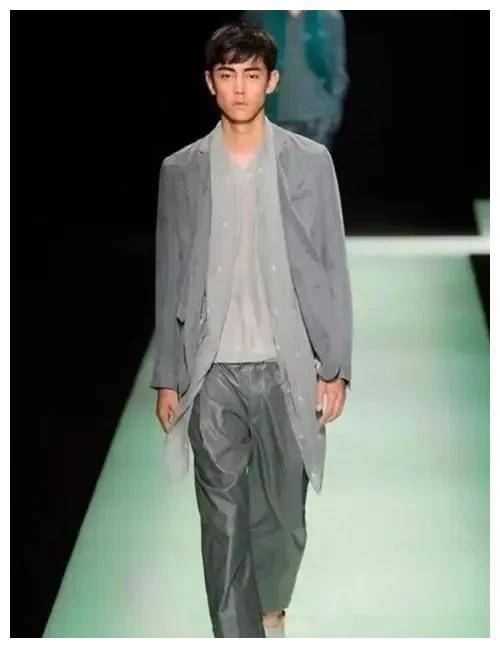 大海哥纪凌尘最近挺火啊与演员阚清子分手后境况不太好啊