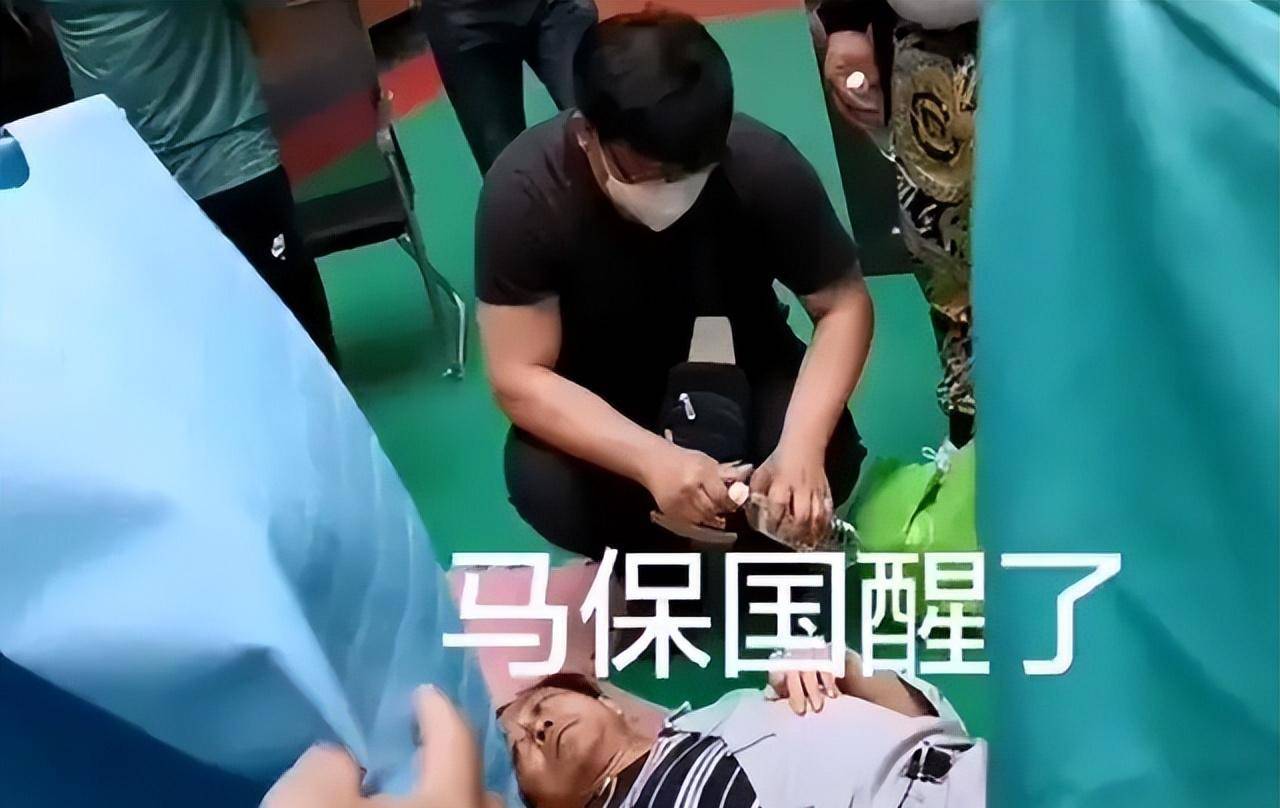 雷雷和徐小东的约战,雷雷被打得鼻口穿血.