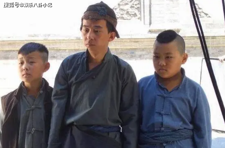 被身边的人嘲笑,但好在,因为有父母的开导,让小时候的巨兴茂并不自卑