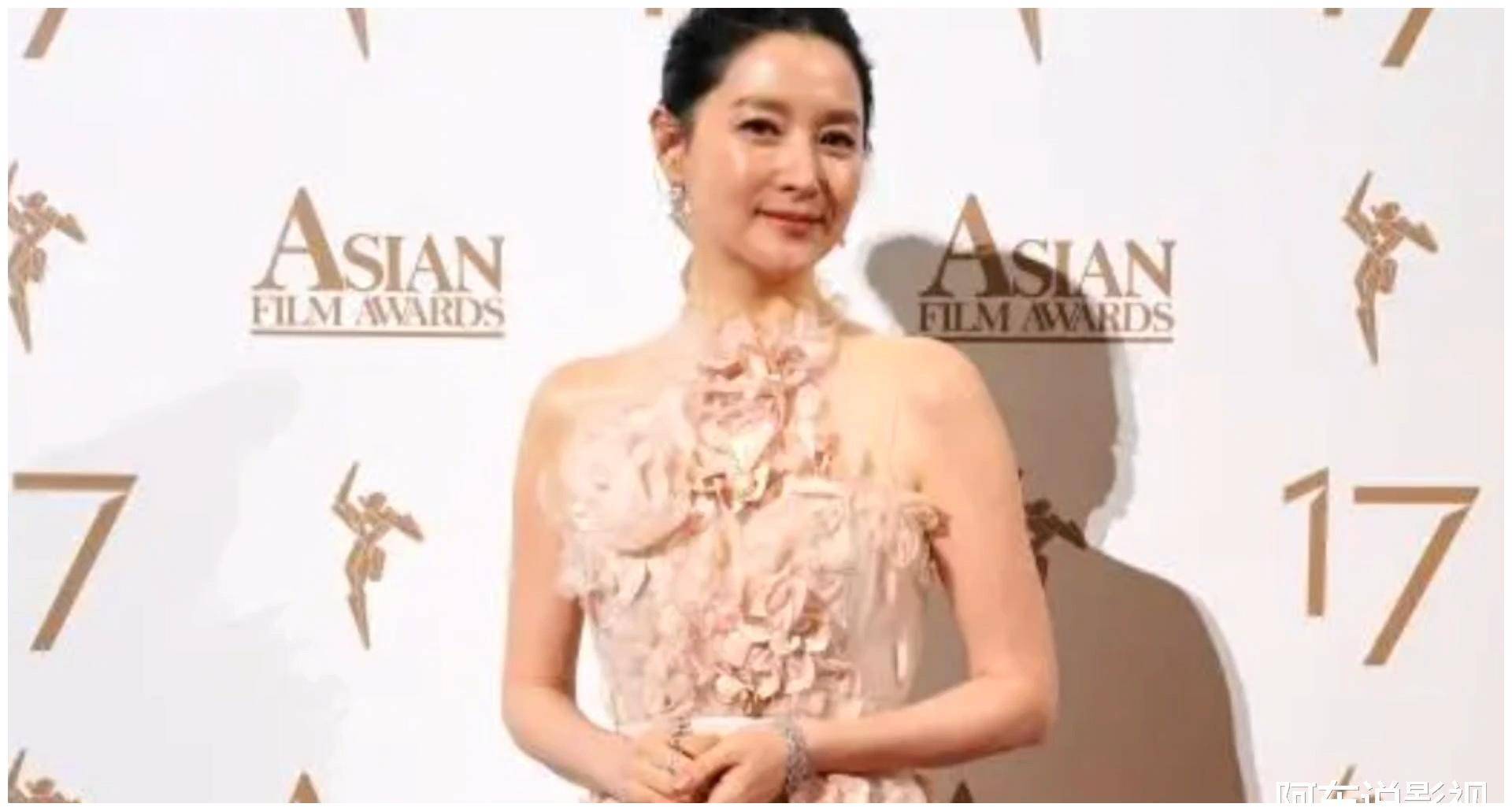 亚洲电影大奖躲过了36岁的赵丽颖我却被48岁的蒋勤勤惊艳了