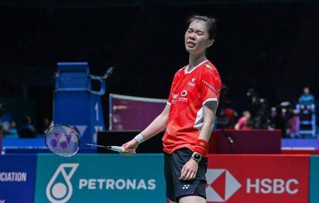 中国羽毛球26岁世界冠军1比2爆冷出局,巴黎奥运梦逐渐破灭_全英_高昉