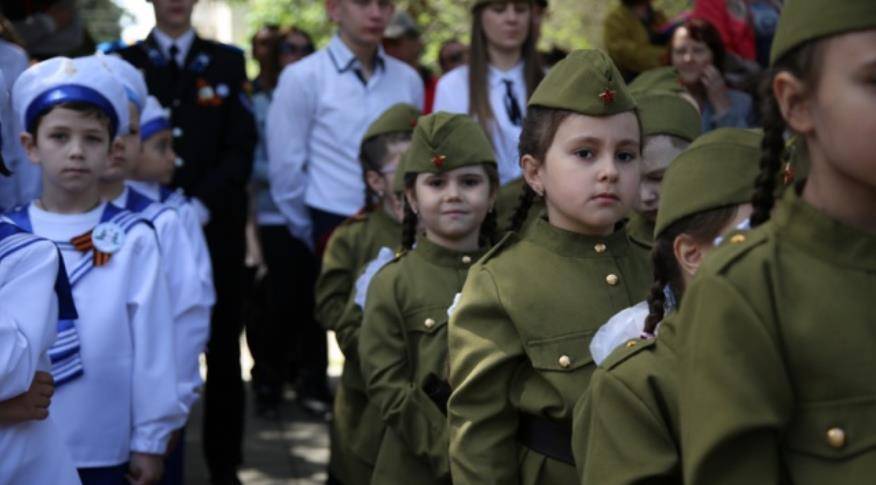 俄罗斯幼儿园小朋友参加的胜利日游行这就是所谓的战斗民族