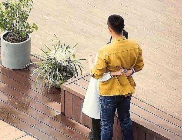 原创黄景瑜熊抱李沁男方绅士手讲究女方娇羞笑场动作遭翻车