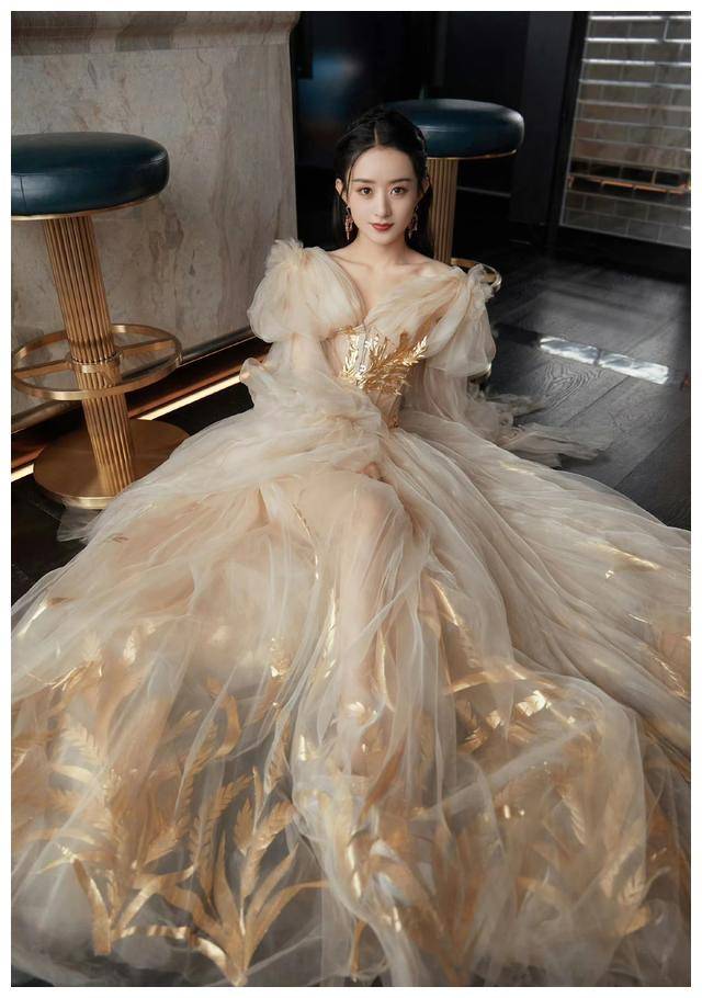 赵丽颖:鎏金纱裙仙气飘飘杨幂每次现身红毯都是十足的惊艳大家,每次