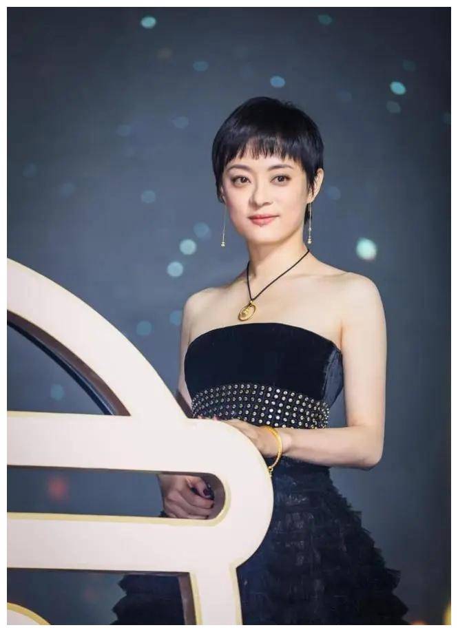 不用医美孙俪留长发就颜值回春但养身也难掩沧桑衣品一言难尽