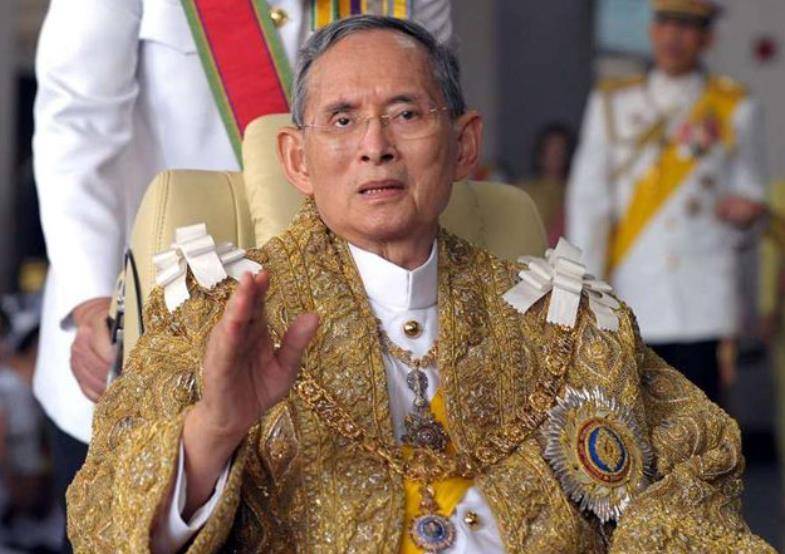 毕竟,如果拉玛九世真的要在婚姻持续期间娶别的女人为妻,根据泰国法律