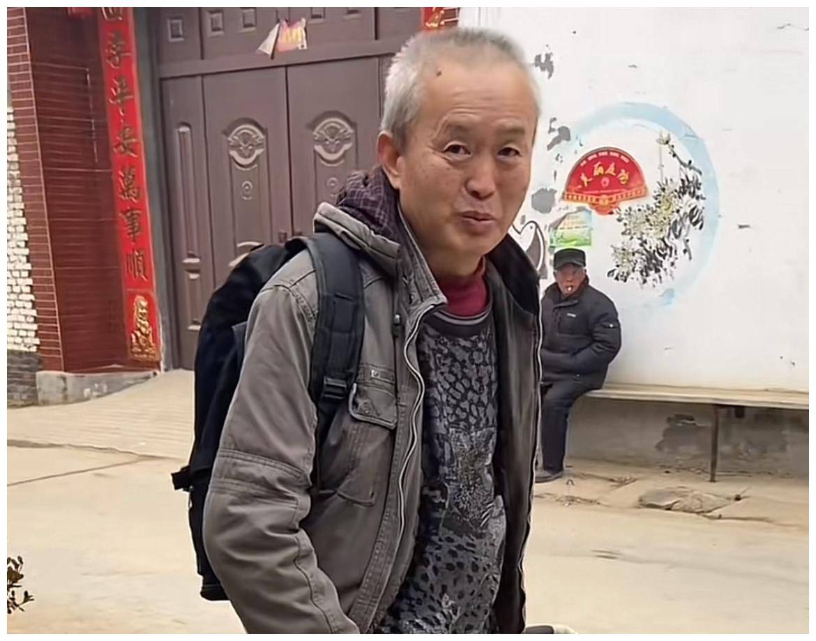 大衣哥又遭道德绑架拄拐老人索要5万细节被扒疑背后有团队