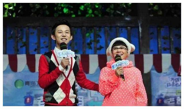 何炅在北外任教时的照片,这也太年轻潇洒了吧,简直不要太帅!